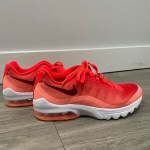 Like NEW Nike Air 7.5 female